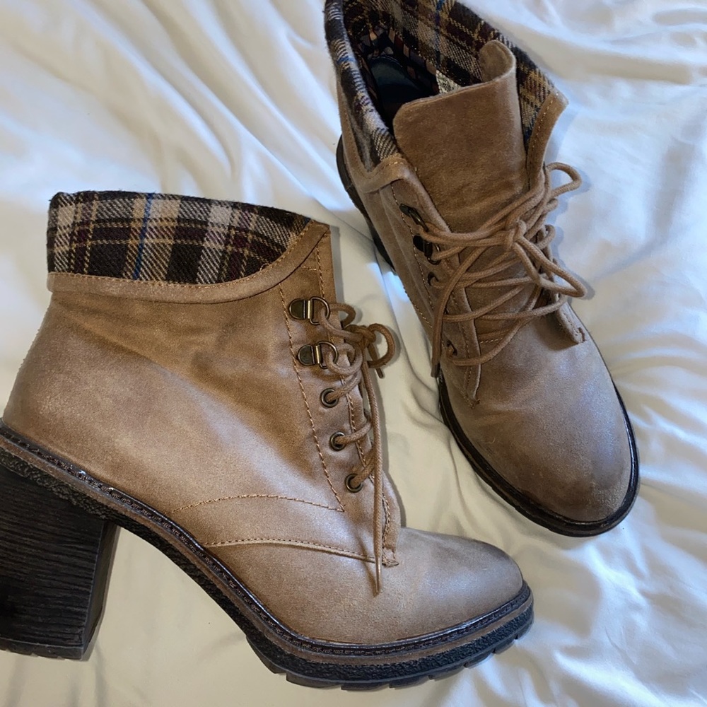 women’s size 11M ‘white mountain’ tan flannel heeled boots